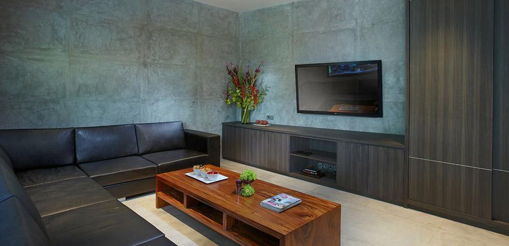 villa-simpatico-large-tv-luxury-couches